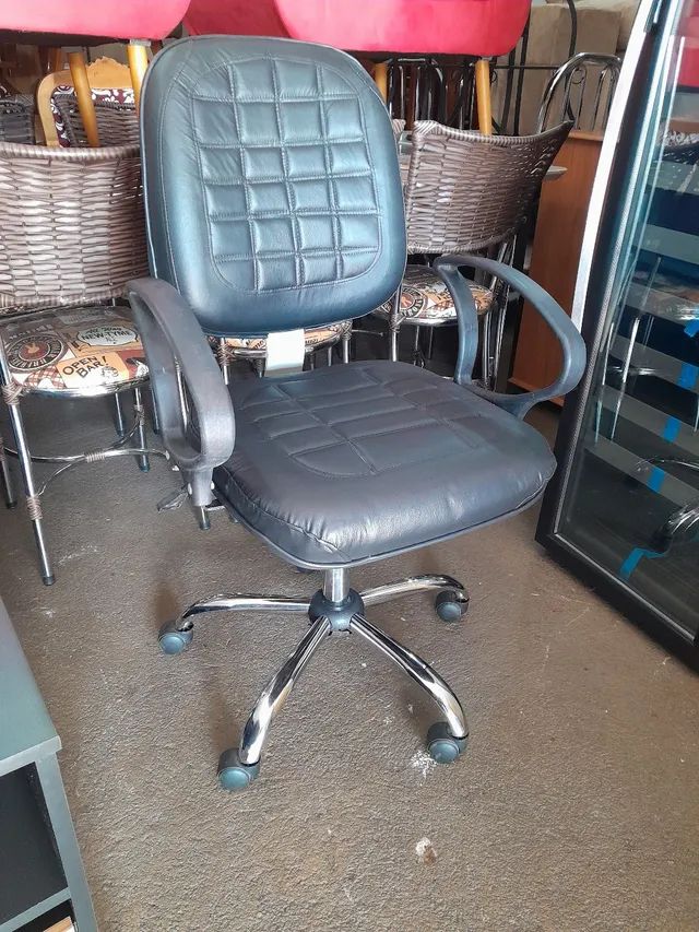 CADEIRA GIRATÓRIA, LEIAM: