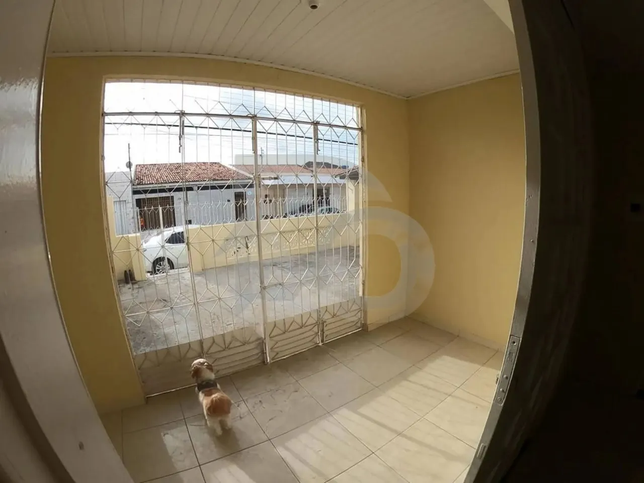 Casa à Venda no Bugio com 3 Quartos, Quintal e Financiamento Disponível