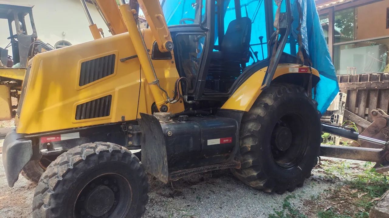 Retroescavadeira 2016 4x4 com ar poucas horas