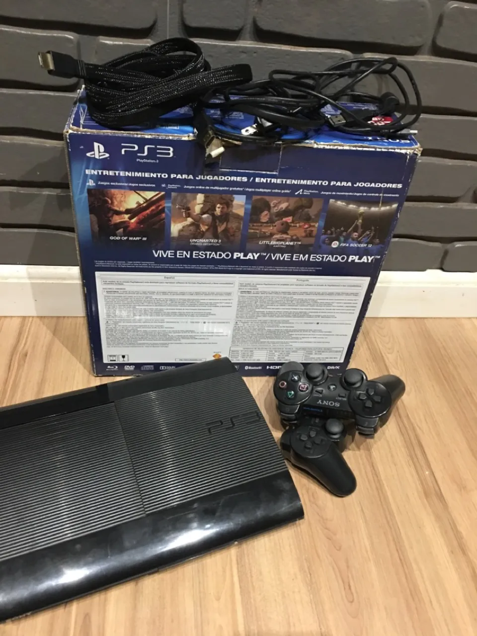 PS3 Super Slim na caixa + vários jogos e 2 controles originais