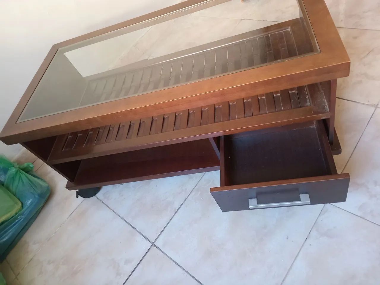 Mesa de Centro em Madeira com Tampo de Vidro - Foto 4