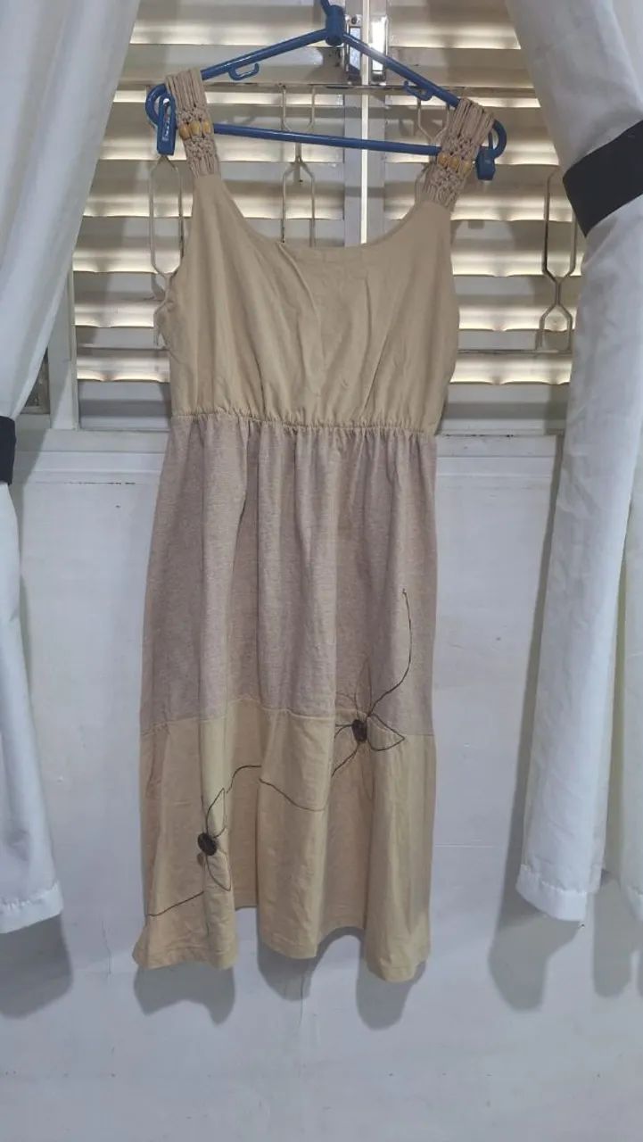 Vendo Vestido bege com detalhes florais Novo