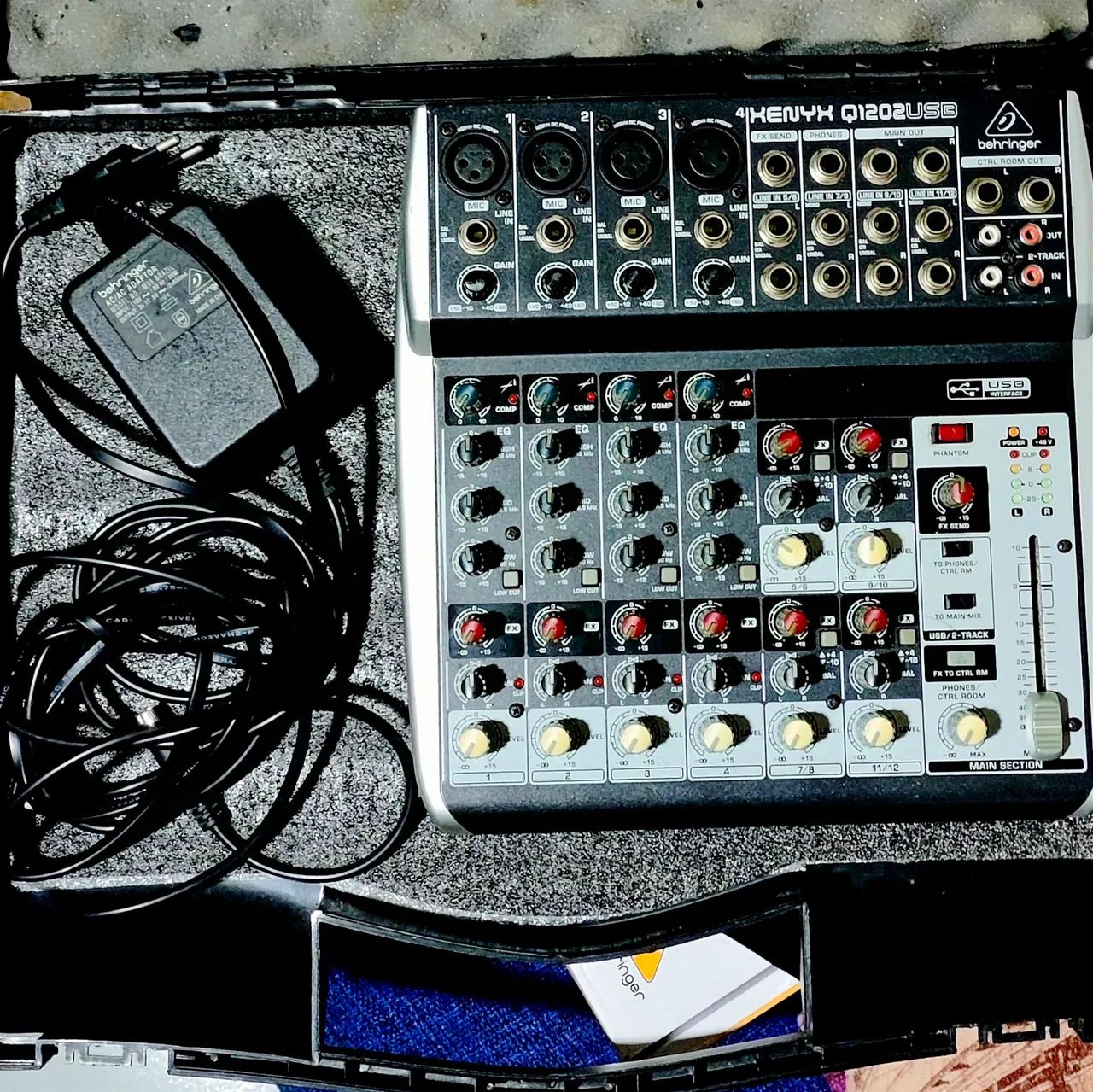 Mesa de Som Behringer Xenyx Q1202 USB - Foto 4