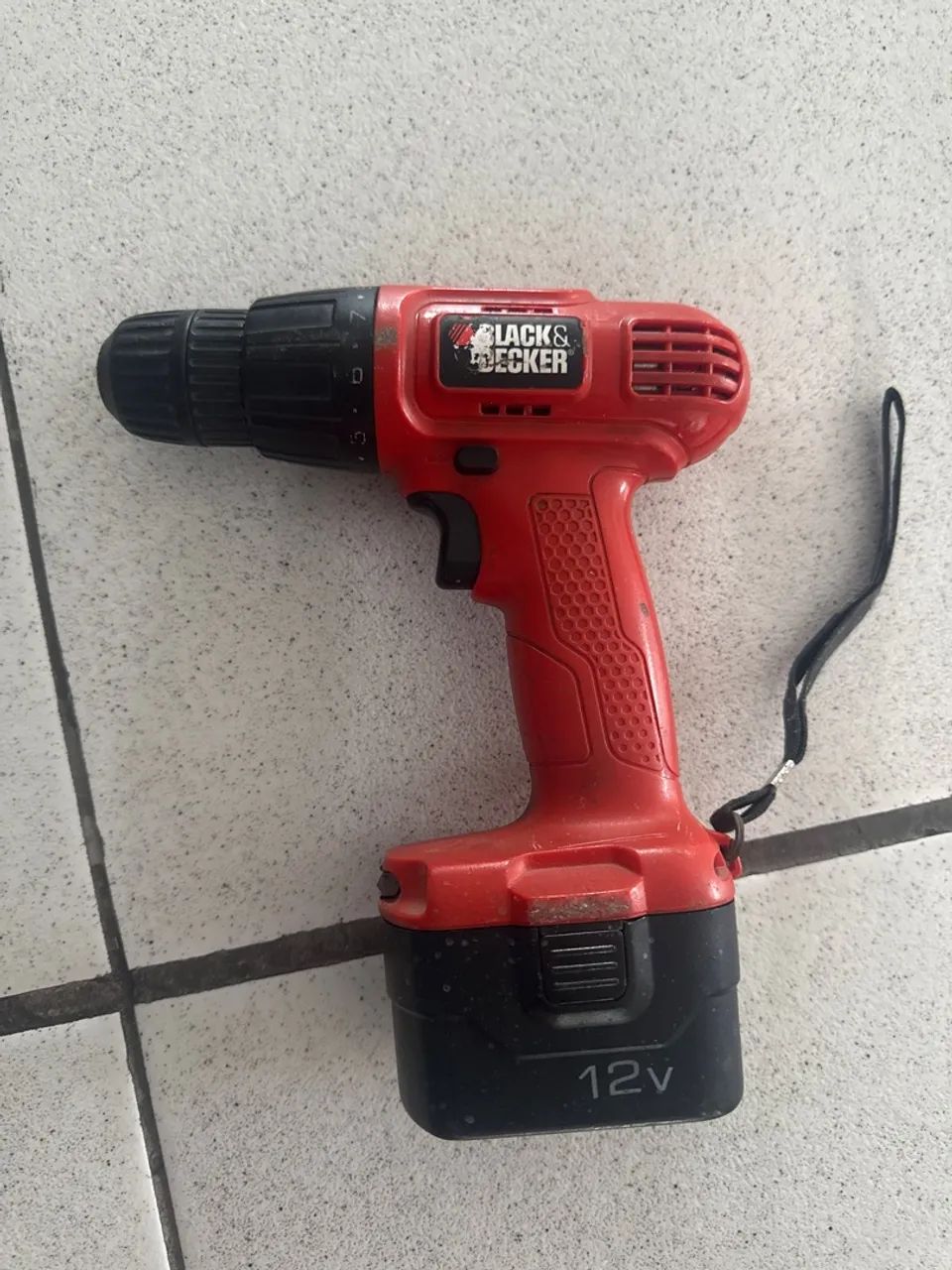 Parafusadeira Black & Decker 12V bateria viciada - Foto 2