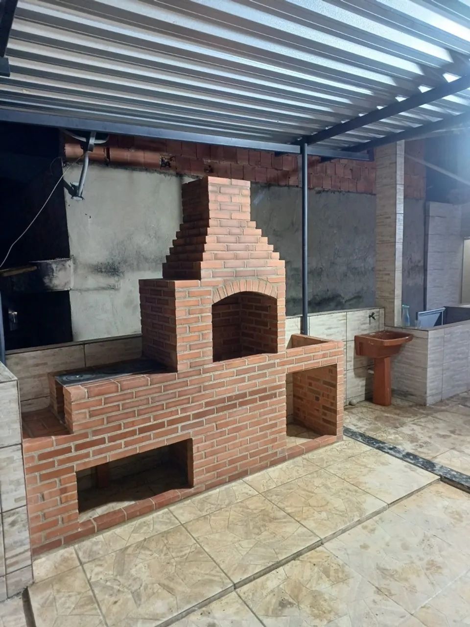 Churrasqueira fogão a lenha e bancada tijolo vermelho 