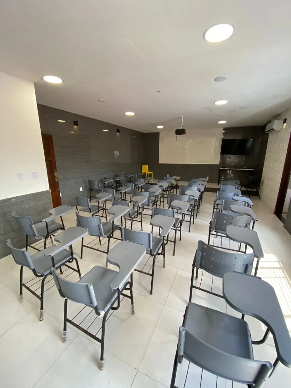 Alugo sala de aula e estúdio de gravação