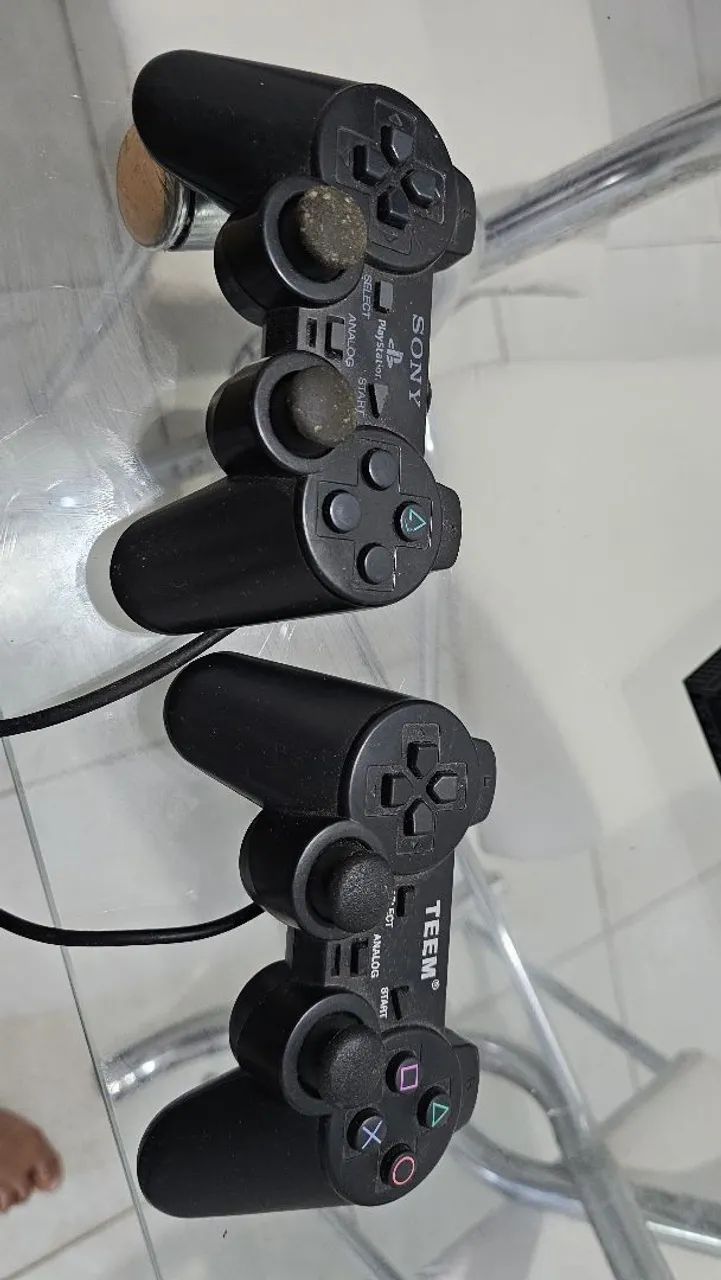 Controle Playstation e Controle Genérico