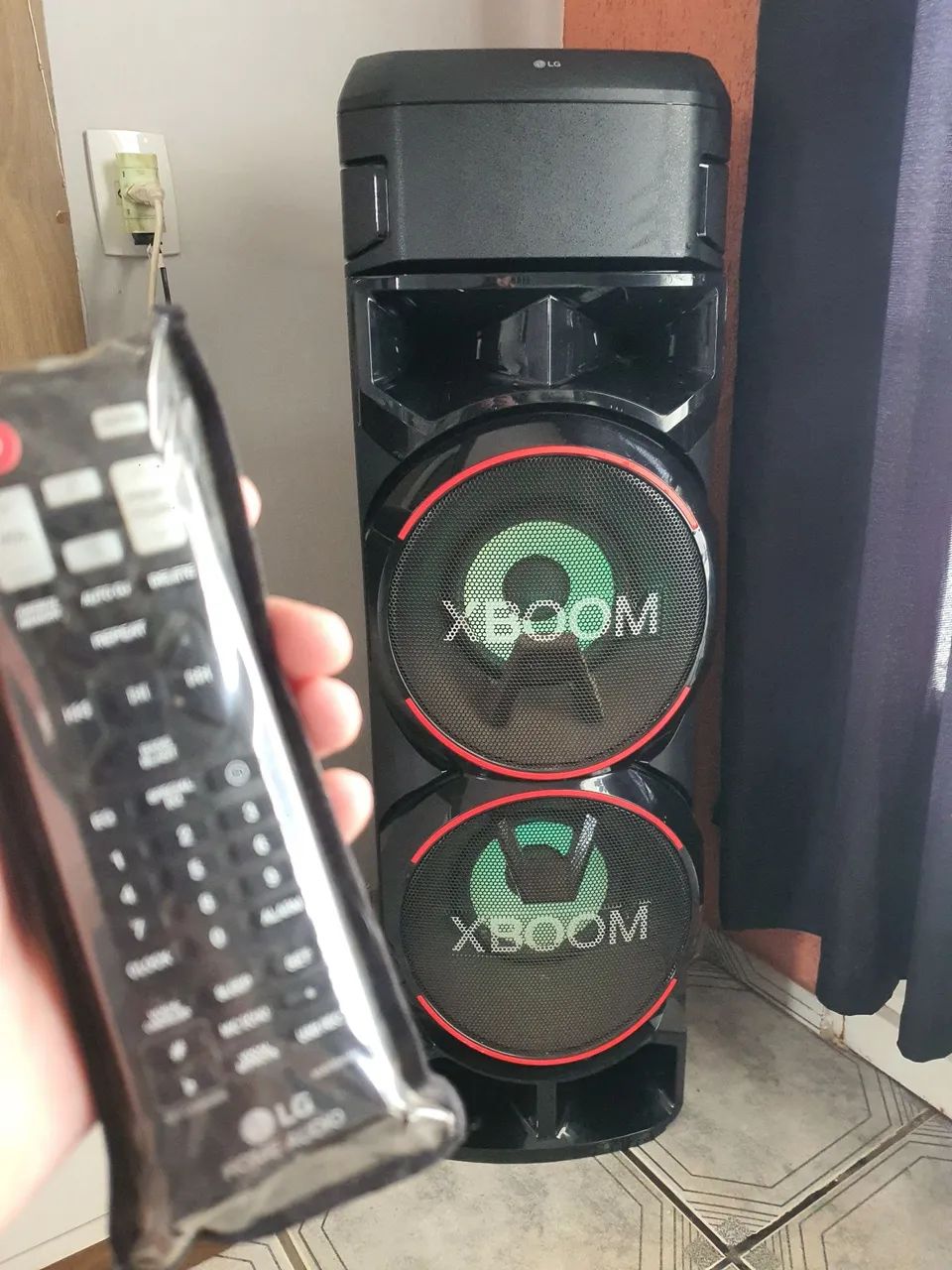 Torre de Som LG Xboom com Bluetooth linda super potente 2000 rms 