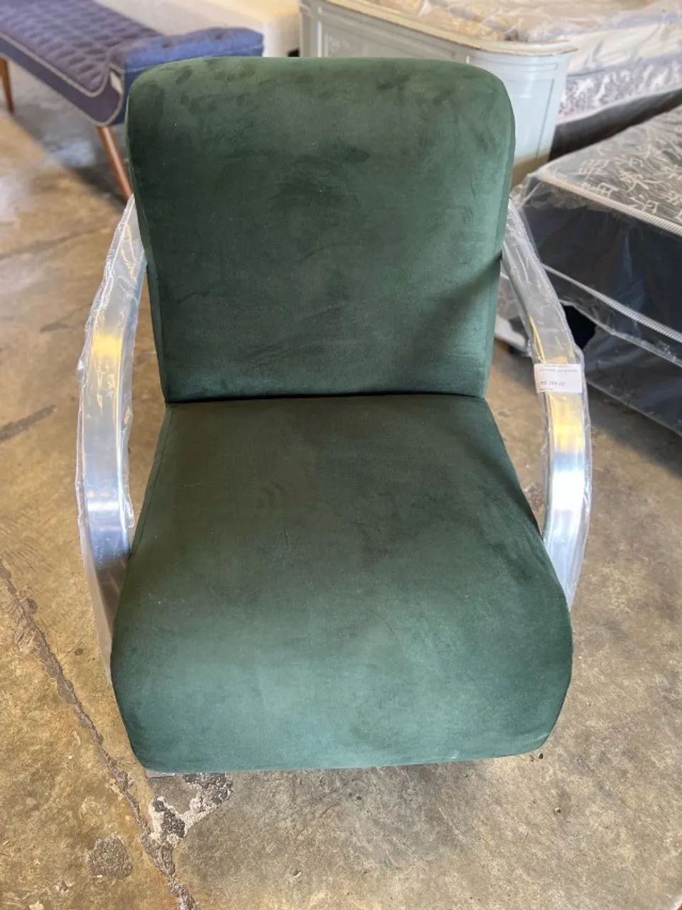 Poltrona suede nova na cor verde! Confortável e estilosa. Aproveite! - Foto 4