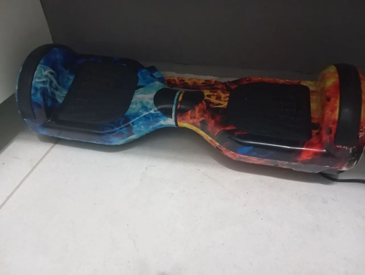 Hoverboard com design flamejante