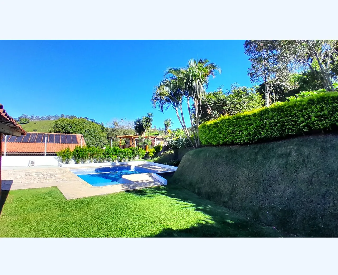 Vendo Chácara em Pinhalzinho SP - 2 quartos, 1 suíte, 3 banheiros, piscina