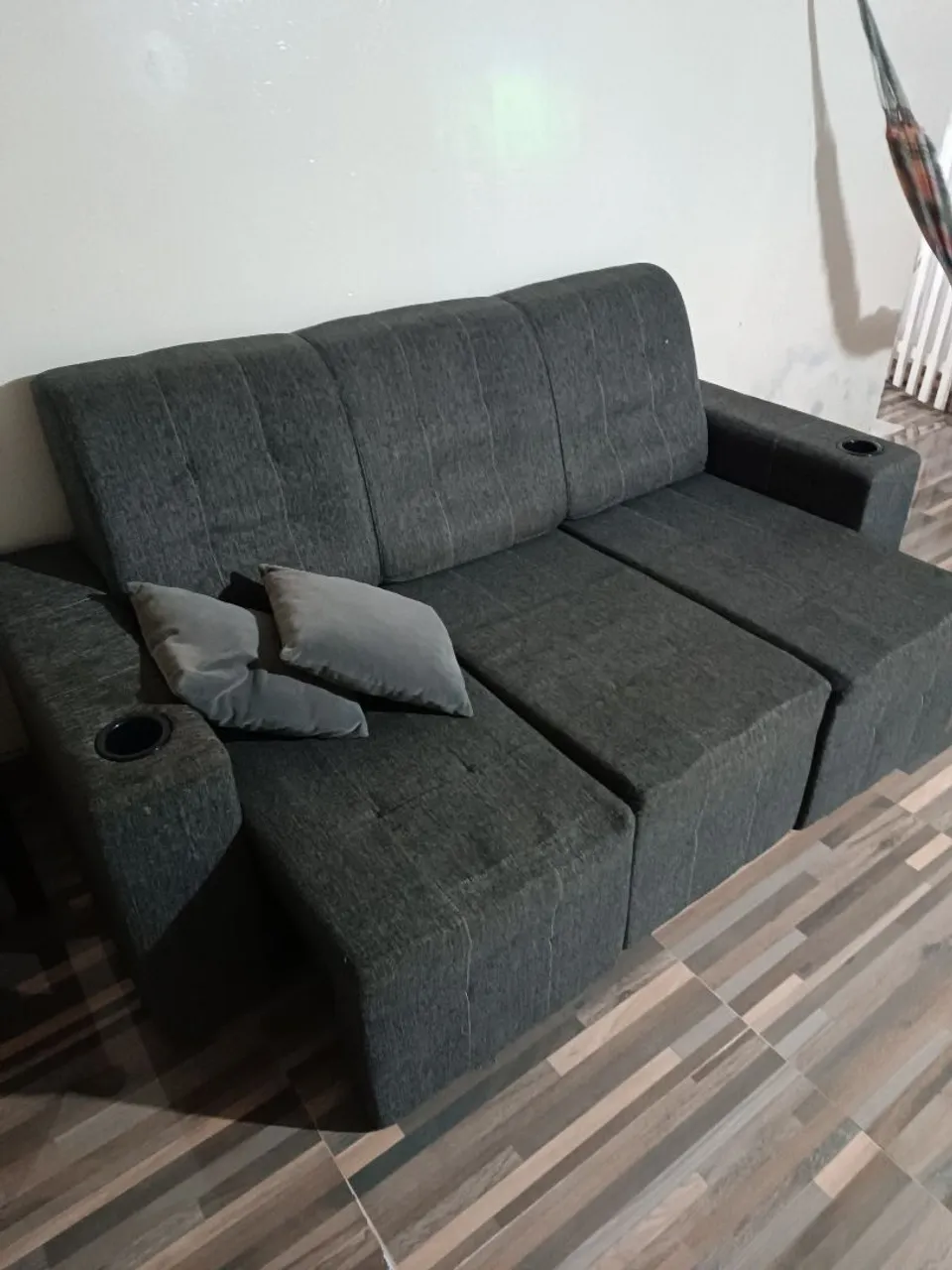 Sofá retrátil Cinza com Porta Copos