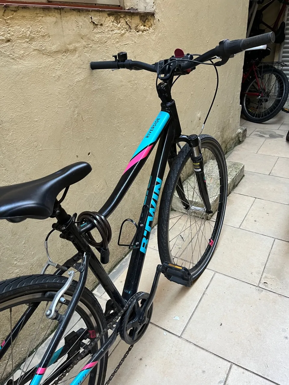 Bike + capacete + cesta presa na frente + suporte para garrafa + cadeado e 2 chaves