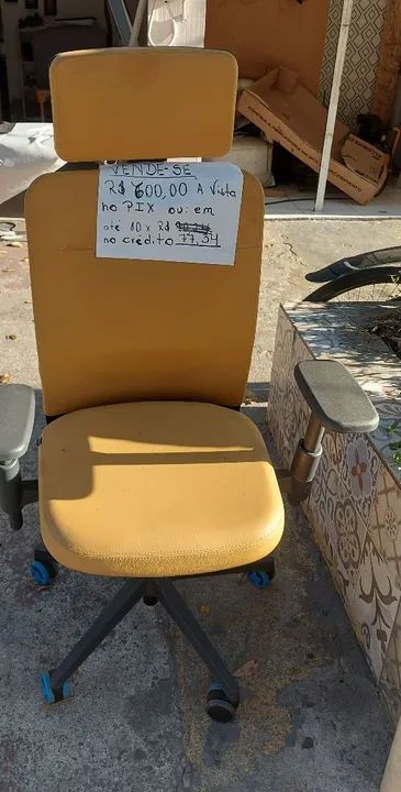 Cadeira de Escritório Giratória - R$ 600,00