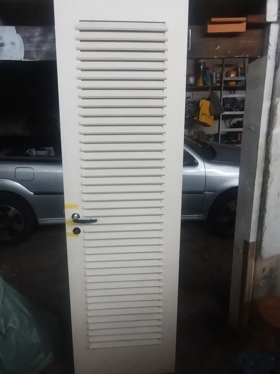Porta de madeira branca com veneziana - Foto 2