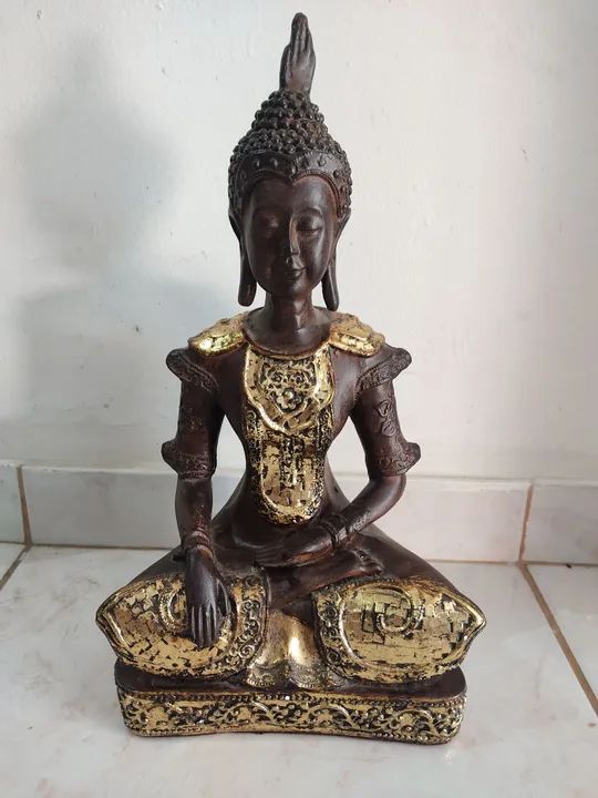 Estátua de Buda em  gesso com imitação em bronze e dourado 