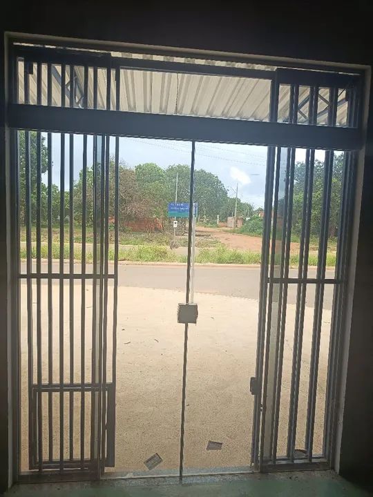 Vendo porta no vidro fumê, porta nova menos de um mês que foi instalada  - Foto 3