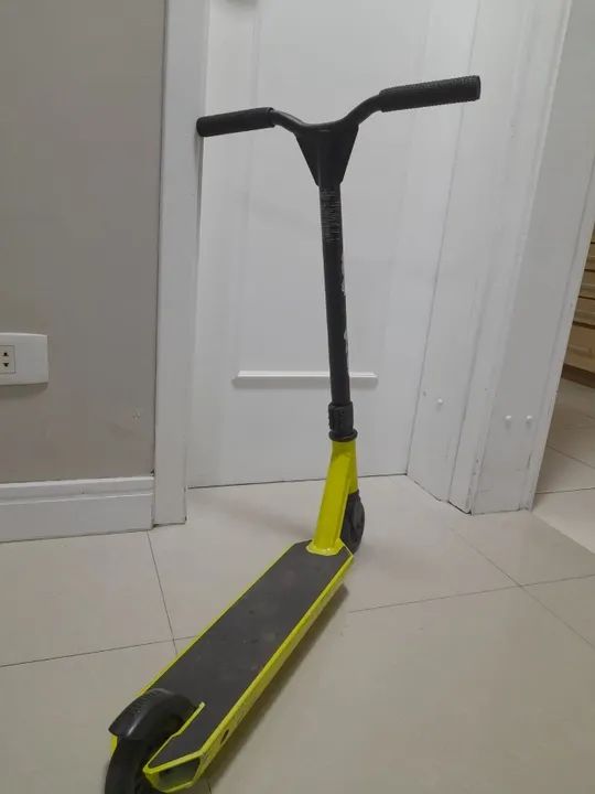 Excelente Patinete OXELO SCOOTERS Cor verde limão com preto - Foto 4