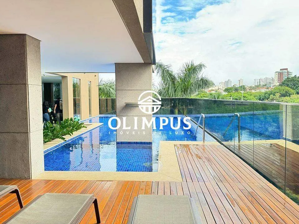 Apartamento com amplo espaço e armários embutidos.