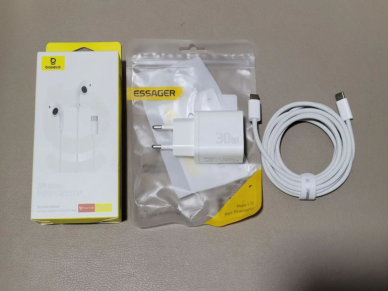 Kit Carregador 30w + Cabo USB-C + Fone USB-C  - Foto 3