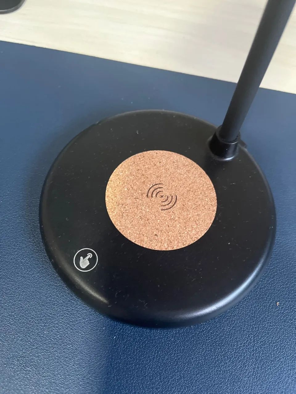 Luminária de mesa com carregador wireless - Foto 2