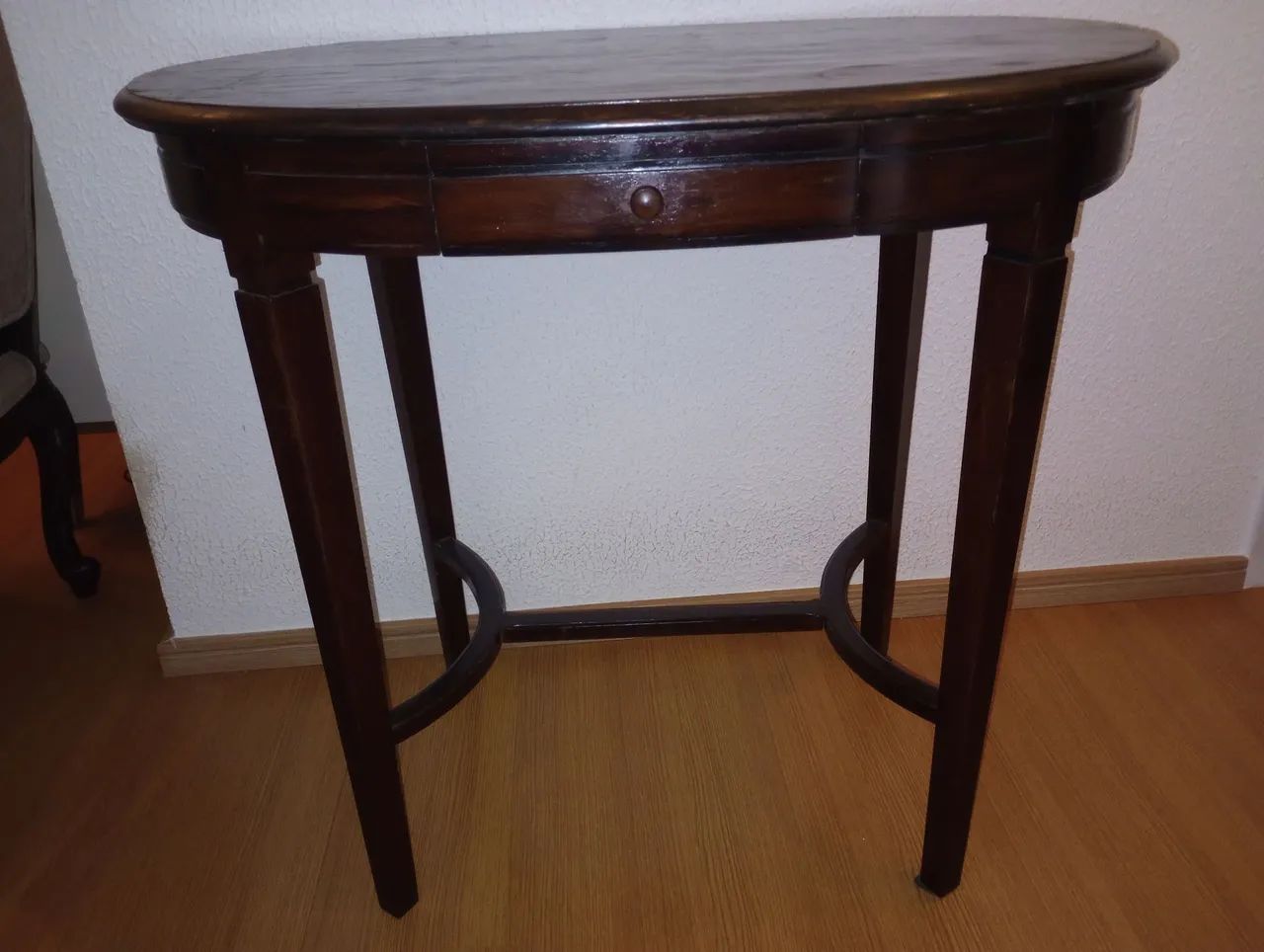 Mesa de canto oval com gaveta - Madeira escura