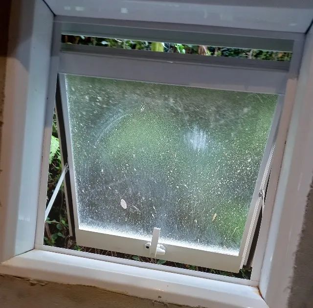 Janela basculante branca com vidro fosco 