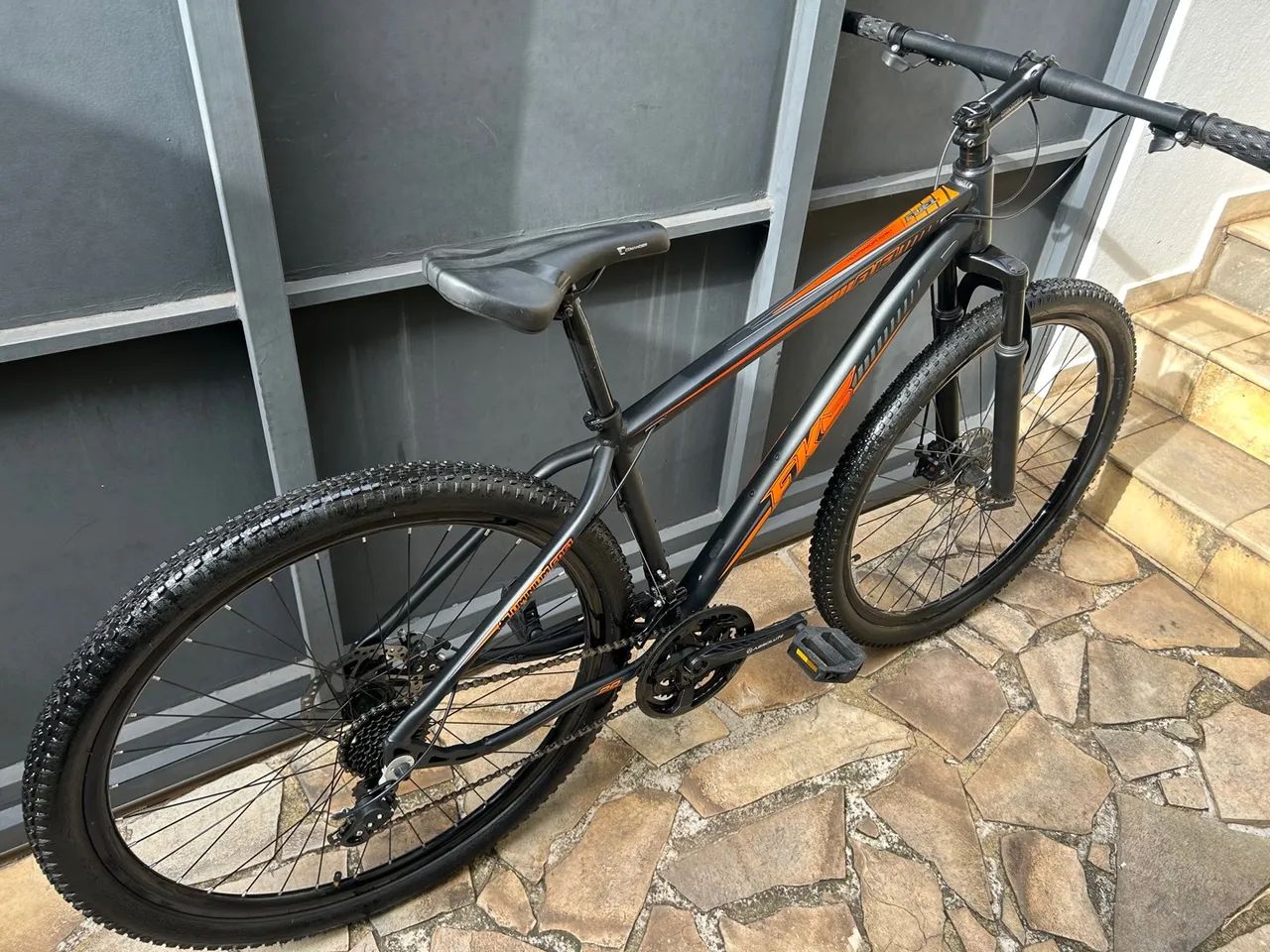 BICICLETA MTB ARO 29? FKS TAMANHO 17? TRANSMISSÃO SHIMANO 21v  NOVA SEM USO R$ 1100,00 - Foto 5