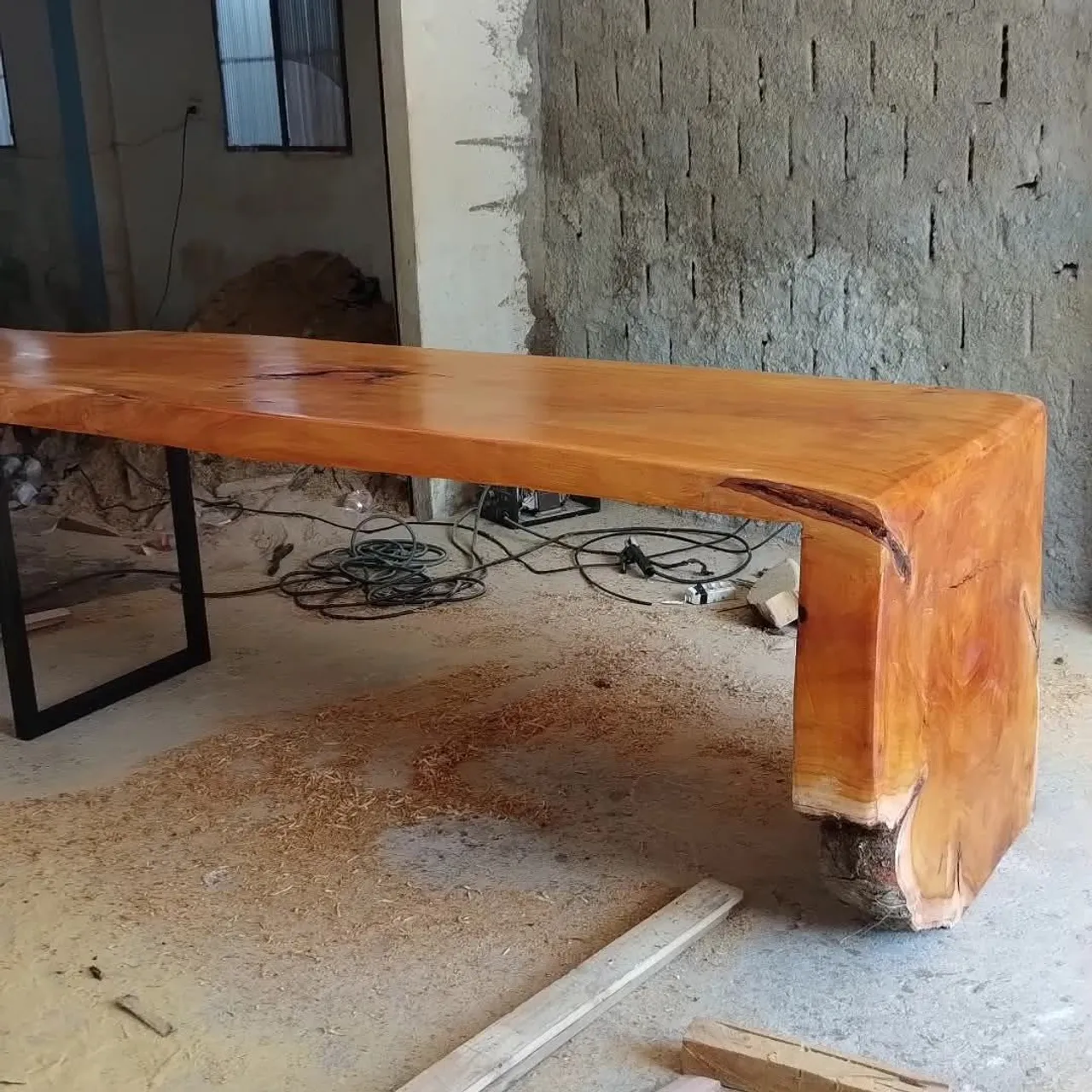 Mesa de madeira maciça com design rústico