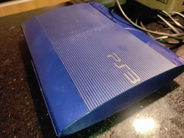 Sony PlayStation 3 Super Slim + 2 Controles + 9 JOGOS: 250GB Standard cor azurite blue