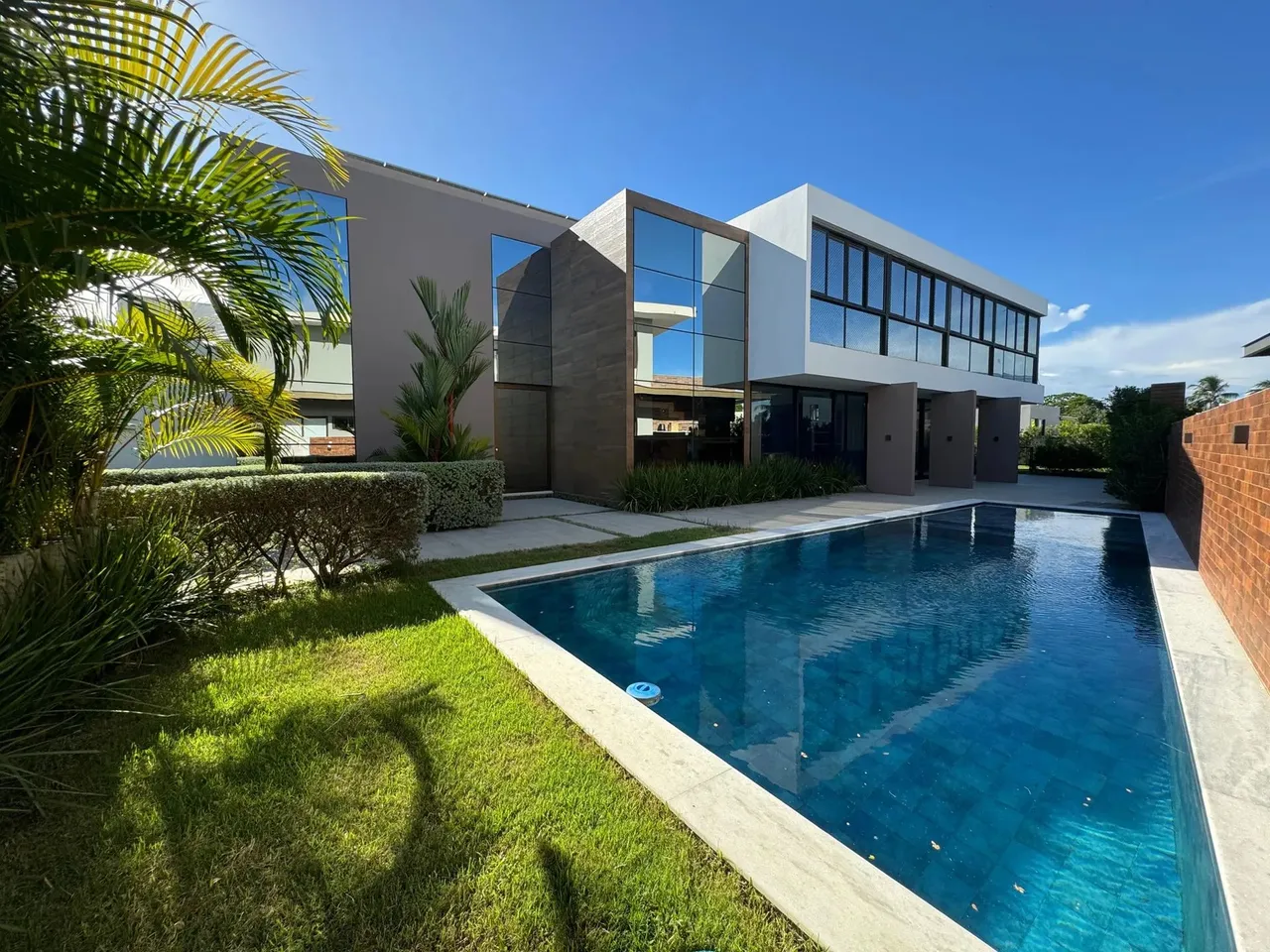 Casa à venda no condomínio Laguna com 620 m2, 5 suítes, piscina e toda mobiliada com móvei