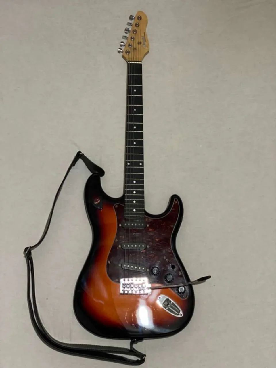 Guitarra Giannini G-100 seminova + acessórios (capotraste, correia, palhetas) - Foto 2