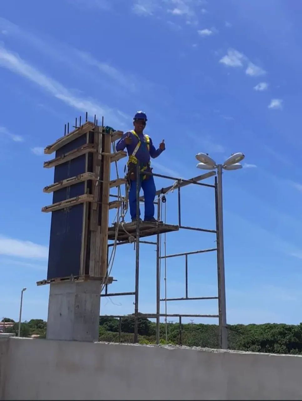 Pedreiro e carpinteiro profissional 