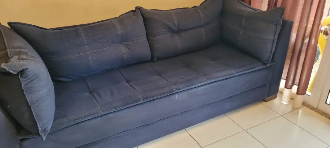 Sofá 3 lugares 2.20m x 0.80m + 4 travesseiros