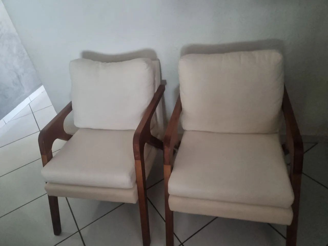 Poltronas decorativas madeira maciça luxo mona linho bege - Foto 4
