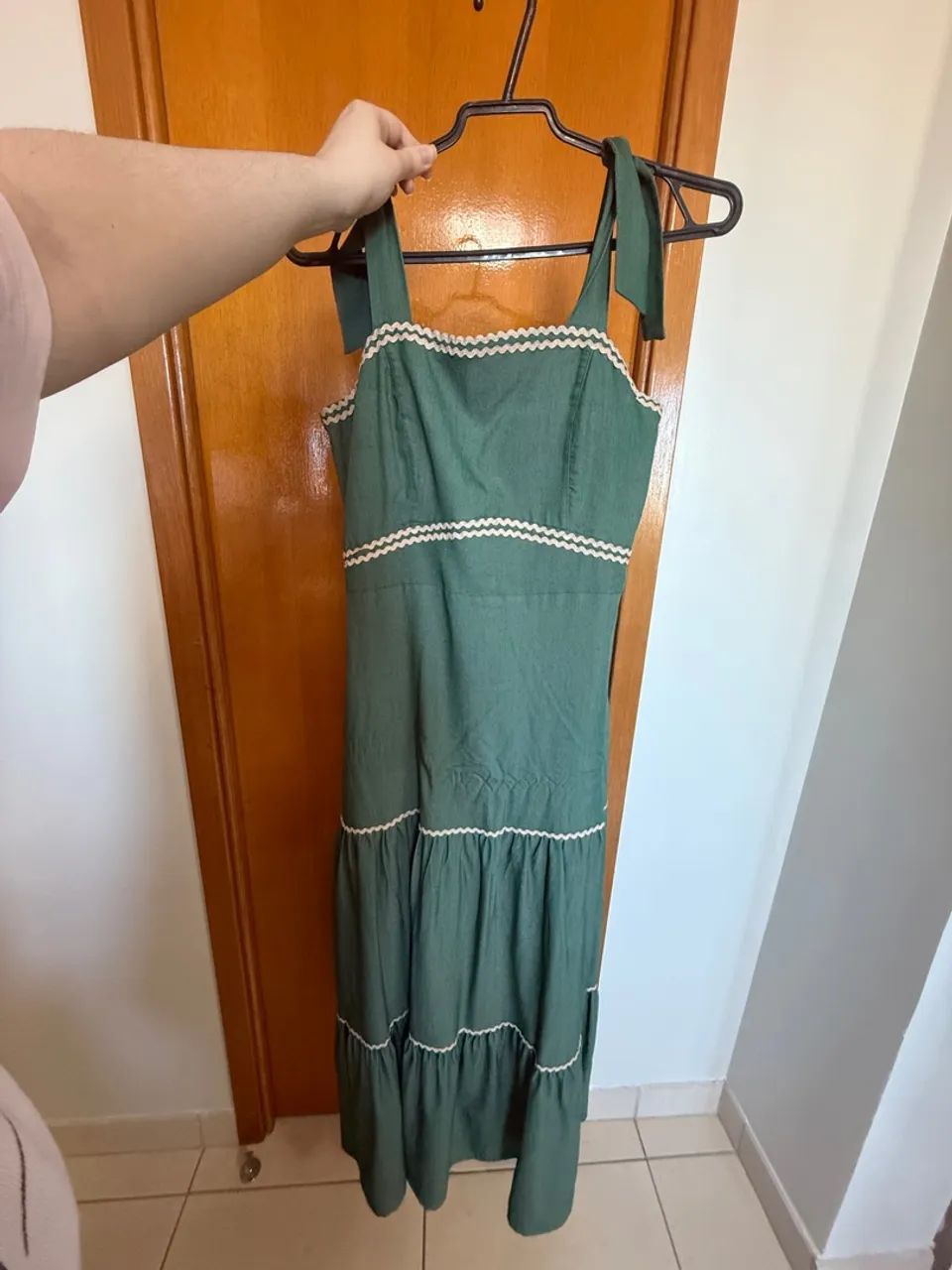 Vestido longo verde com detalhes brancos