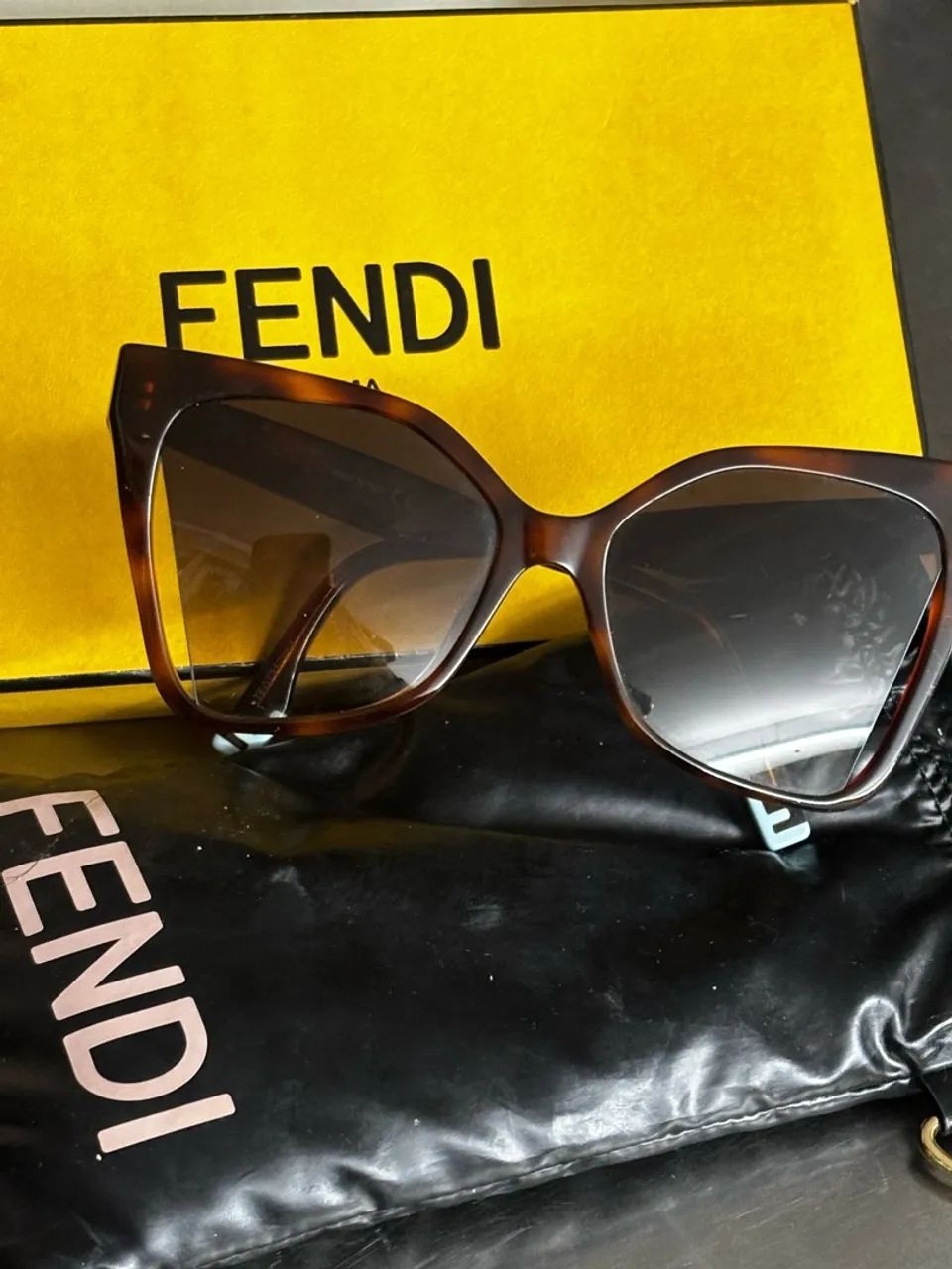 Óculos de sol Fendi usado pouquíssimas vezes 