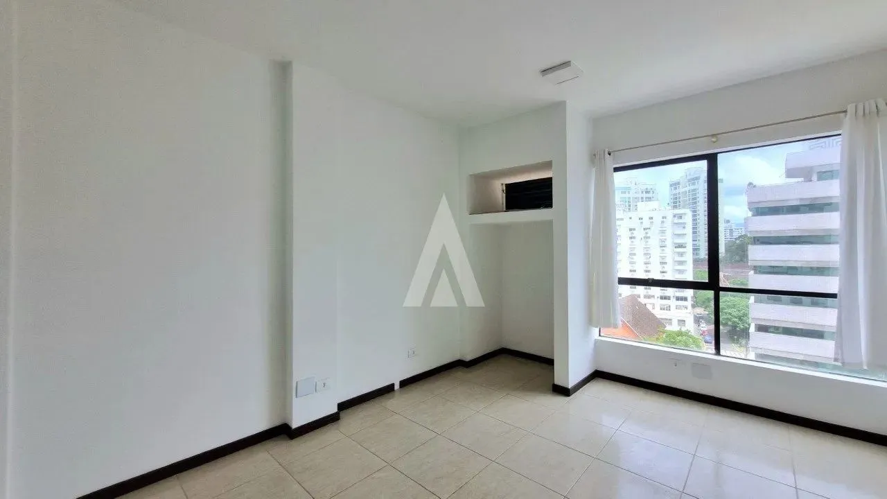 Sala em JOINVILLE, no bairro CENTRO, à venda.