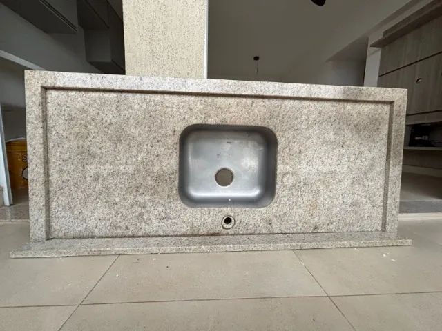 Balcão de granito com cuba de aço inox Tramontina