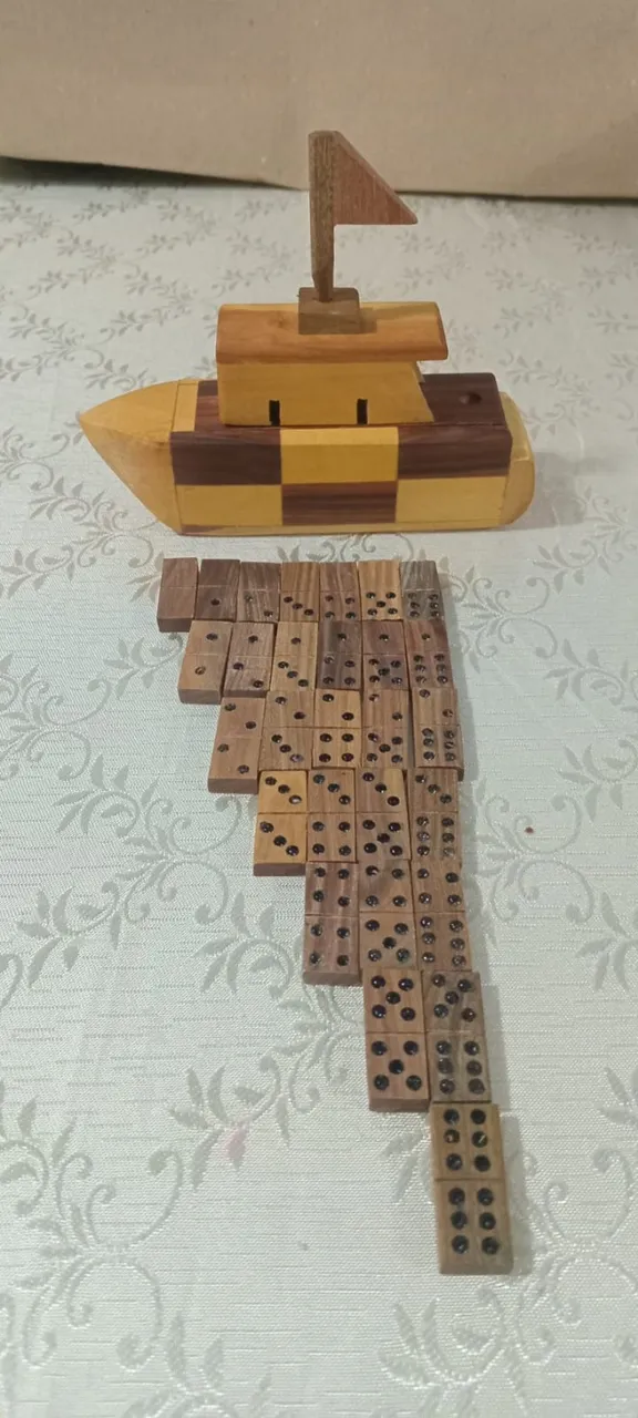 Jogo de Dominó em Barco de Envira e de Jacarandá - 15 X 11,5 X 4,5 cm
