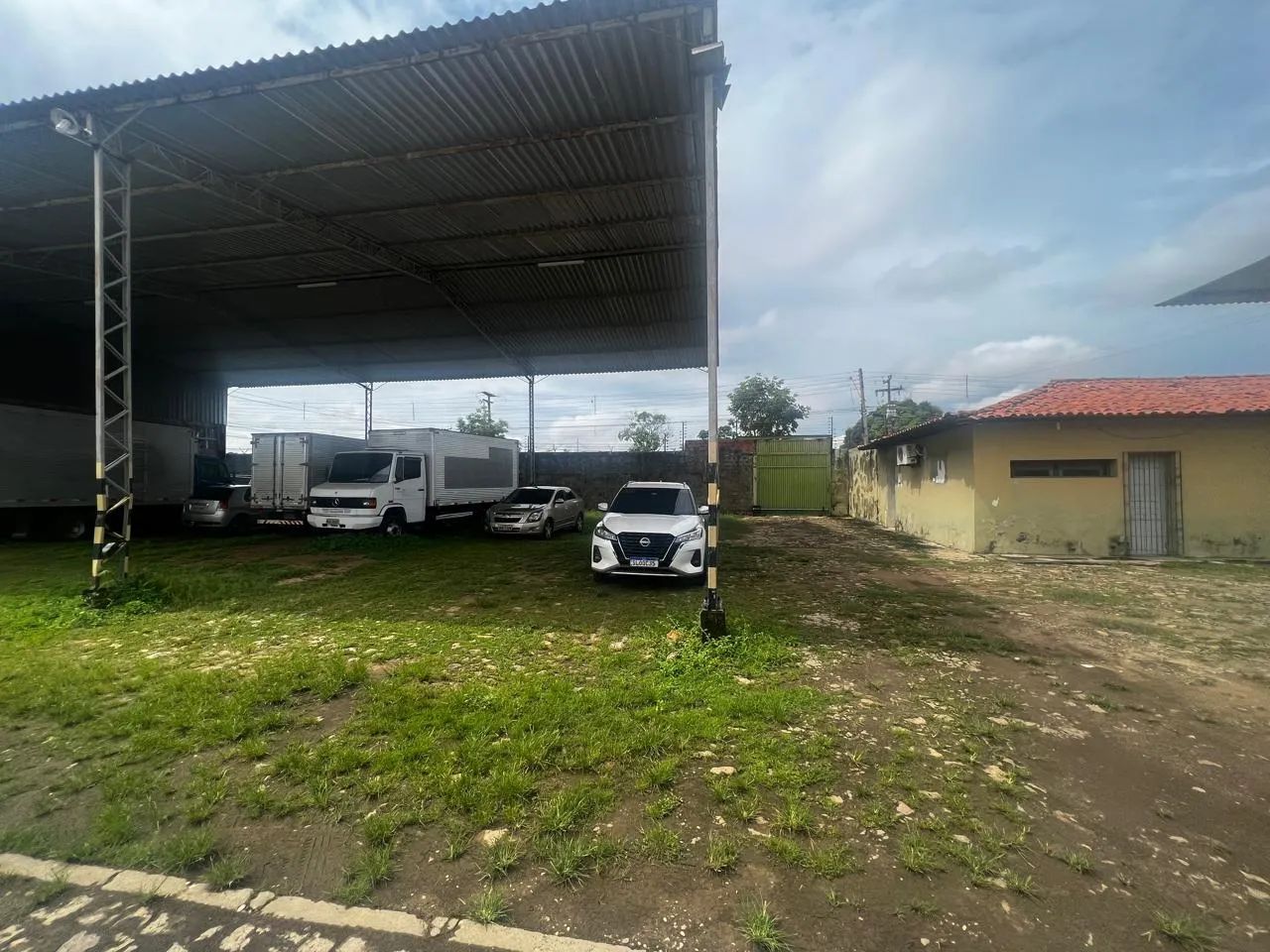 Imóvel comercial no Bairro Aeroporto, com 1.800 m², pátio e galpão ideal para garagens e - Foto 3