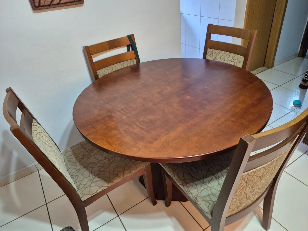 Mesa de madeira com quatro cadeiras  - Foto 2