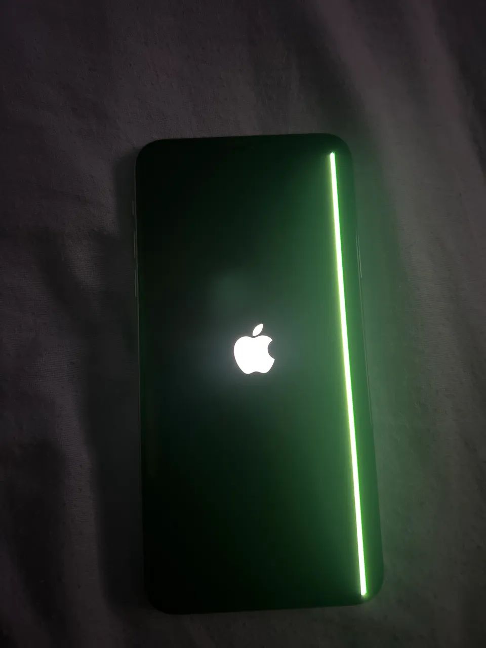 Um iPhone 11 Pro Max pra vender pra retirada de peças 