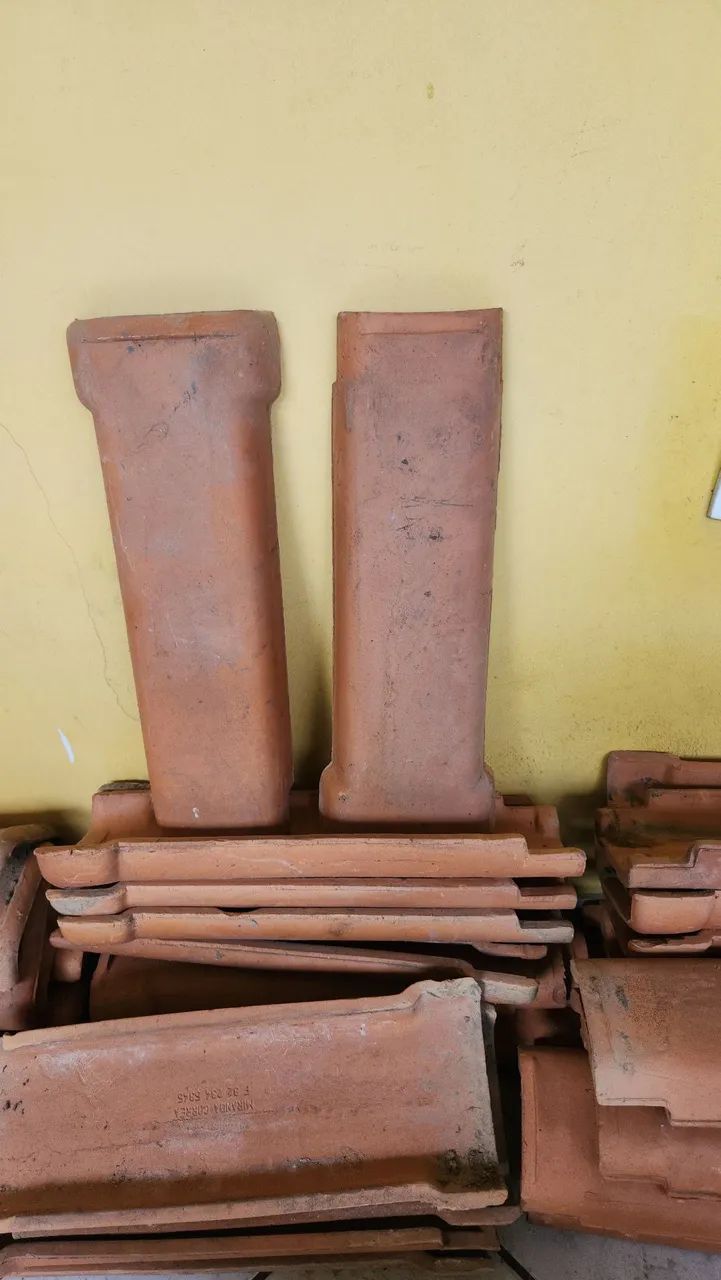 Telha de barro usada (oitenta centavos)