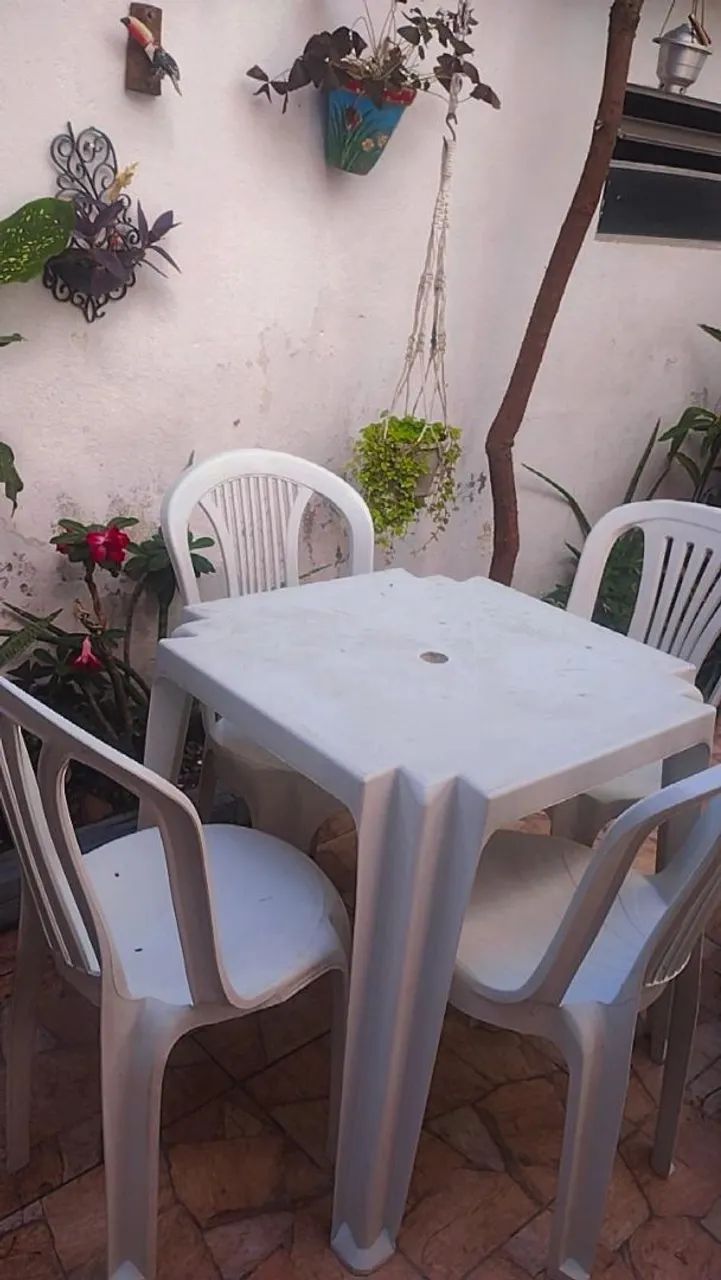 Conjunto MESA e CADEIRAS PLÁSTICAS.