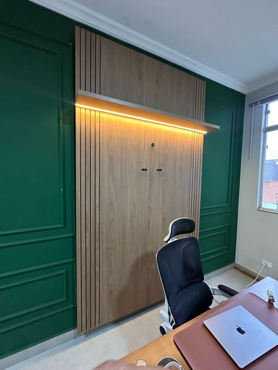 Painel de madeira ripado com led 