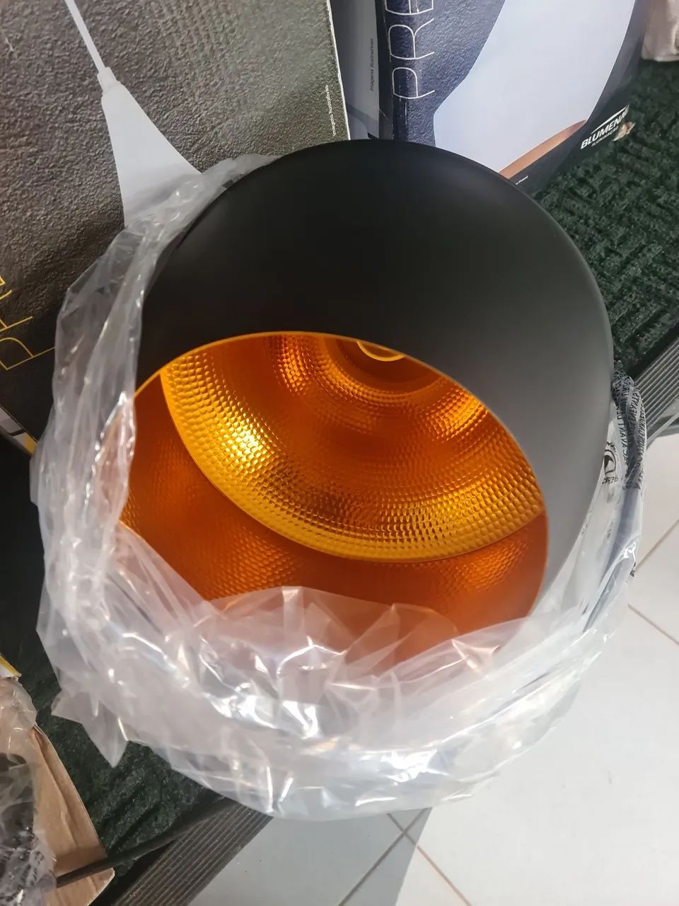 3 Luminárias Premium preta com fundo dourado - Foto 4