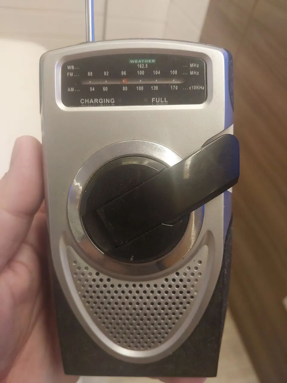 Vendo rádio manivela am fm antigo funcionando  - Foto 2