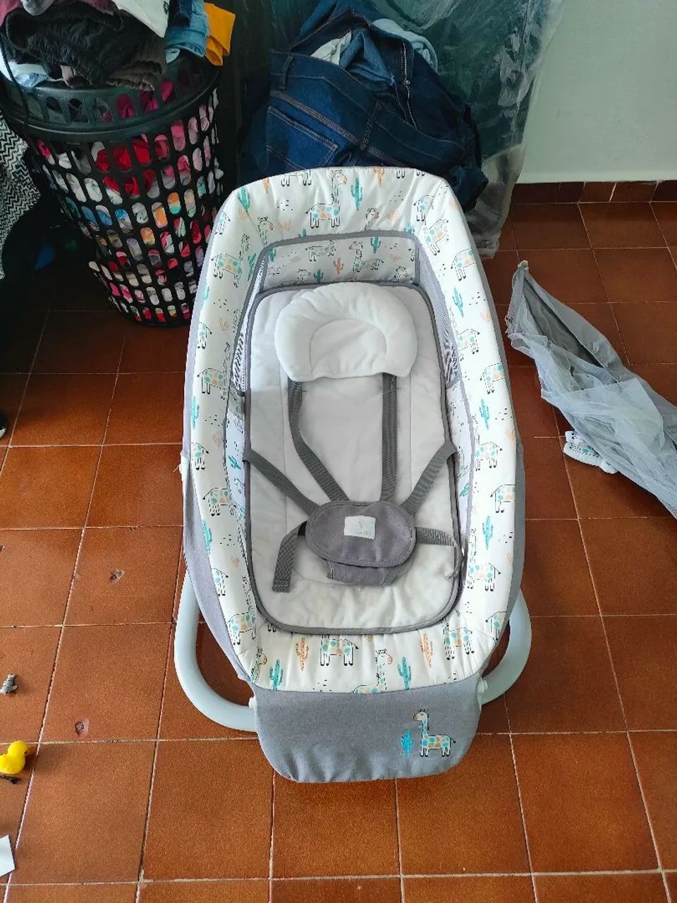 Cadeirinha de balanço para bebê que toca música 