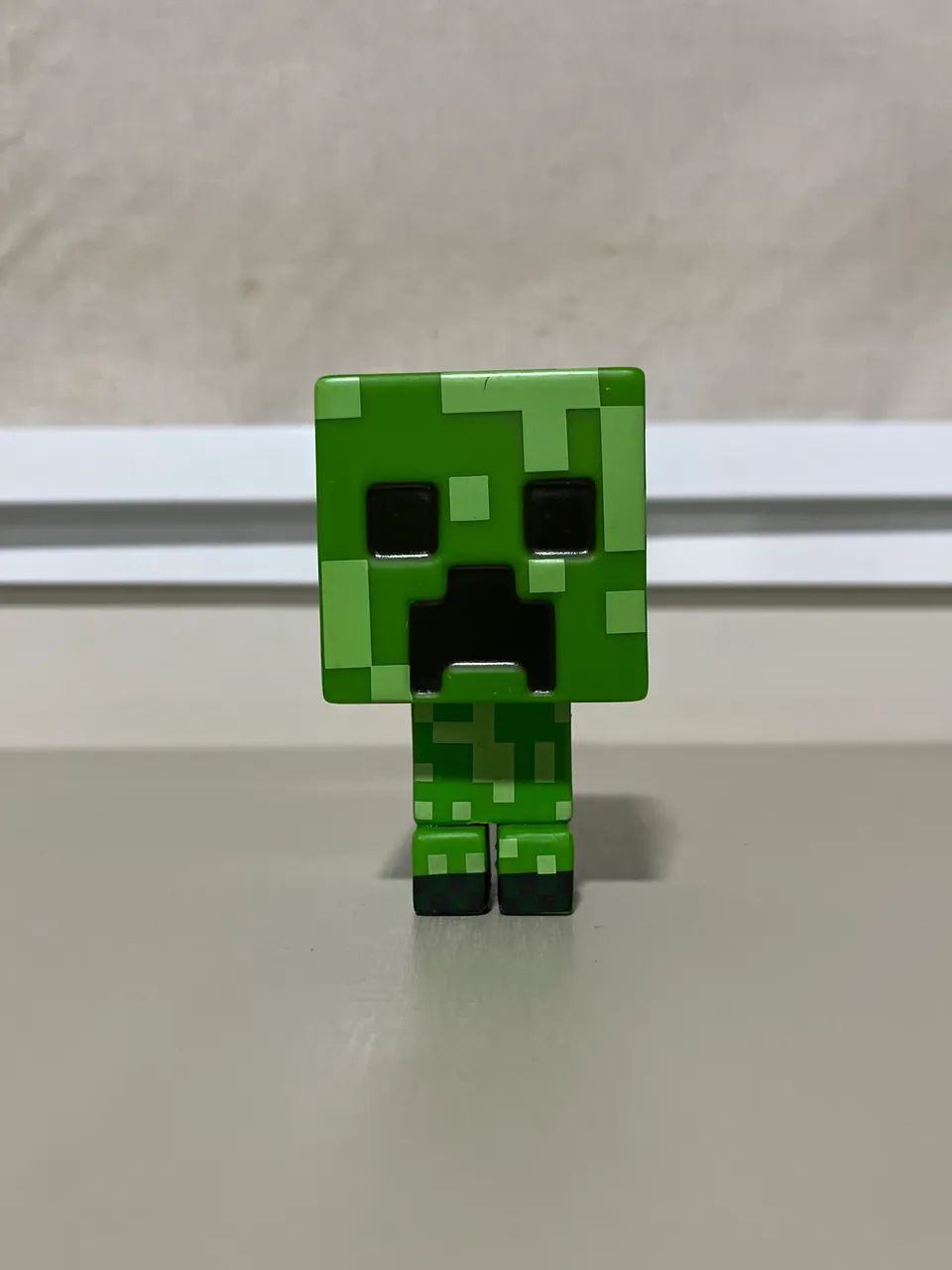 brinquedo minecraft creeper,mexe a cabeça,tronco e as pernas 